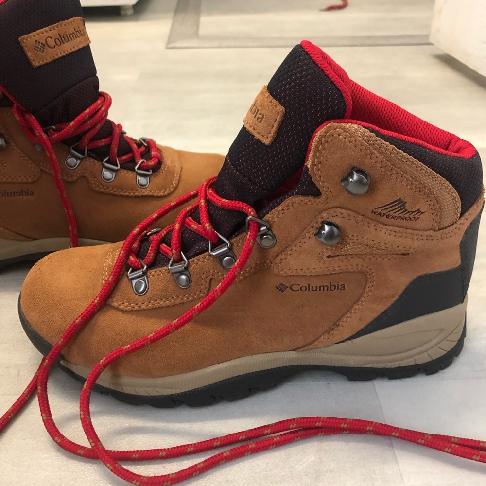 Never worn Columbia hiking boots
